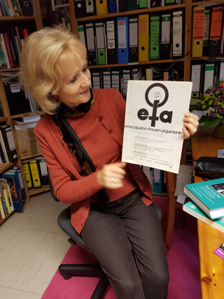 Doris Biciste 2017 mit einer Ausgabe der Zeitschrift efa, die sie vor mehr als 40 Jahren mitproduziert hatte .