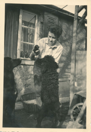 Porträt von Rita Thomas mit Hunden im Garten