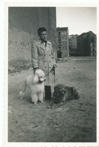 Porträt von Rita Thomas mit zwei Hunden