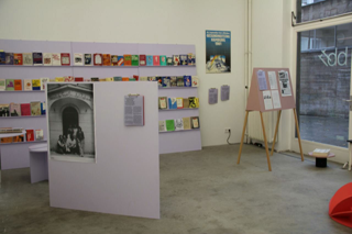 Ausstellungsraum mit Recherchebilbliothek
