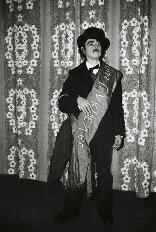 Porträt von Rita Thomas als Charlie Chaplin