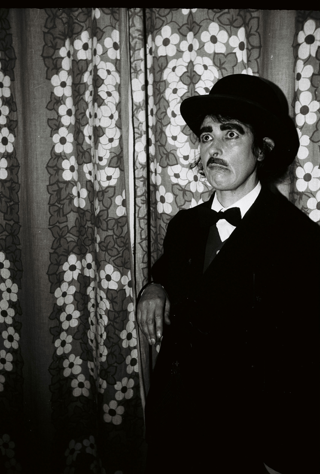 Porträt von Rita Thomas als Charlie Chaplin
