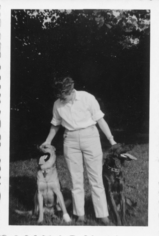 Porträt von Rita Thomas mit Hund