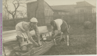 Mitglieder des Casseler Frauen-Ruder-Vereins bei der Bootspflege