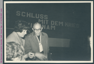 Elly Steinmann und Martin Niemöller bei der Vietnam-Konferenz in Köln, 1967