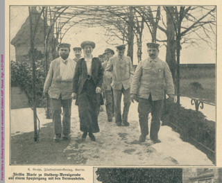 Fürstin Marie zu Stolberg-Wernigerode bei einem Spaziergang mit verwundeten Soldaten