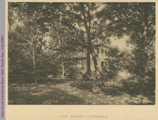 Außenansicht des Hauses von Lily und Heinrich Braun