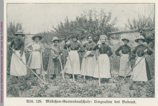 Schülerinnen einer Mädchen-Gartenbauschule beim Umgraben