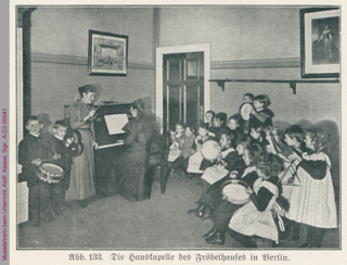 Musiklehrerin beim Unterricht der Hauskapelle des Berliner Fröbelhauses