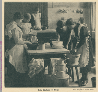 Schülerinnen beim Abwasch in der Lehrküche
