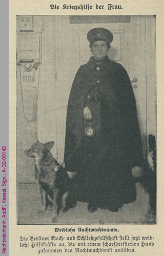 Nachtwächterin in Arbeitskleidung mit Diensthund