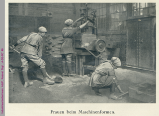Industriearbeiterinnen beim Maschinenformen