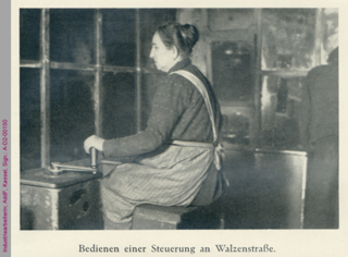 Industriearbeiterin an Walzenstraße
