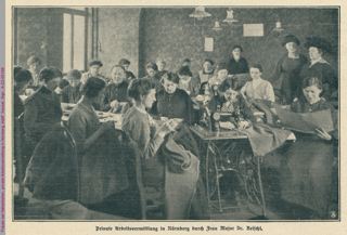 Frauen bei Näharbeiten im Rahmen einer privaten Arbeitsvermittlung in Nürnberg