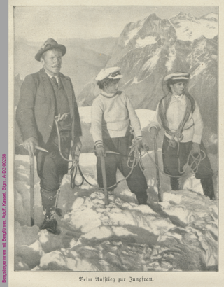 Bergsteigerinnen mit Bergführer