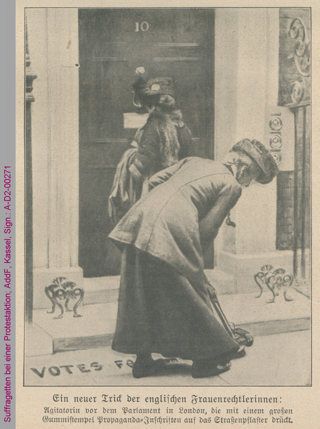 Suffragetten bei einer Protestaktion vor Downing Street No. 10