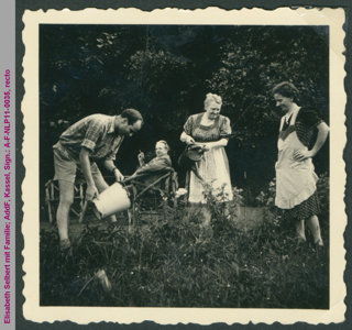 Elisabeth Selbert mit Familie bei der Gartenarbeit