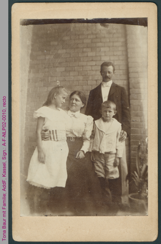 Aglaja und August Baur mit ihren Kindern Tona und Carl