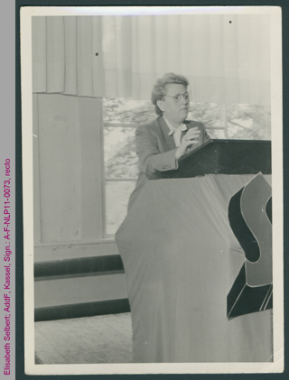 Elisabeth Selbert am Rednerinnenpult, SPD-Frauenkonferenz, Wuppertal 1948