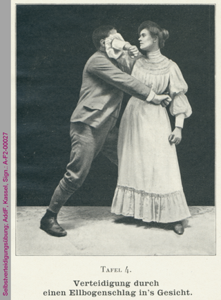Frau bei einer Selbstverteidigungsübung, ca. 1901