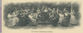 Berliner Frauenorchester bei einem Freiluftkonzert