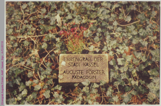 Ehrenglabplatte von Auguste Förster auf dem Kasseler Hauptfriedhof