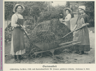 Schülerinnen der Obst- und Gartenbauschule für Frauen gebildeter Stände in Holtenau bei Kiel