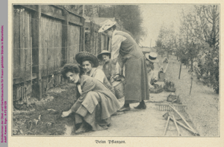 Schülerinnen der Obst- und Gartenbauschule für Frauen gebildeter Stände in Marienfelde beim Pflanzen