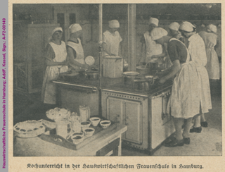Schülerinnen der Hauswirtschaftlichen Frauenschule in Hamburg beim Kochunterricht
