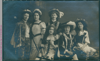 Margarete Döring mit einer Frauengruppe in Kostümierung