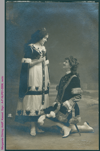 Margarete Döring und eine andere Frau in Kostümierung