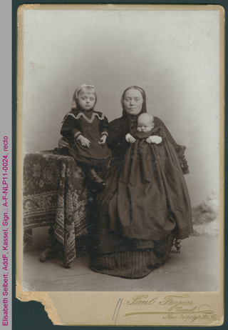 Elisabeth Selbert als Baby mit Großmutter und Schwester Marie