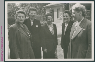 Elisabeth Selbert mit Teilnehmerinnen der SPD-Frauenkonferenz, Wuppertal 1948