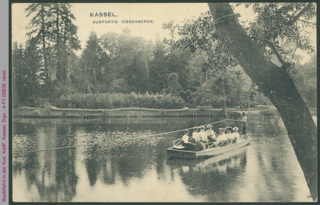 Junge Frauen bei einer Bootsfahrt in der Aue, Kassel