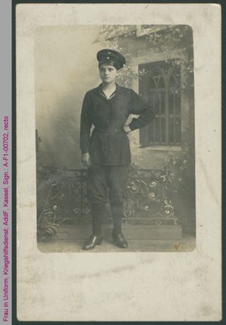 Junge Frau in Uniform, Kriegshilfsdienst, Erster Weltkrieg