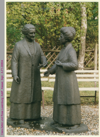 Statuen von Clara Zetkin und Rosa Luxemburg