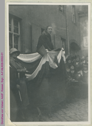 Dorothee von Velsen bei einer Rede anlässlich des 60. Gründungsfestes des Allgemeinen Deutschen Frauenvereins, 1925