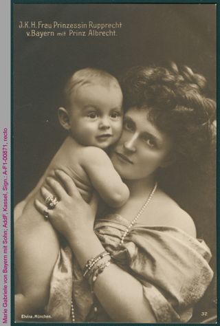 Marie Gabriele von Bayern mit Sohn Albrecht