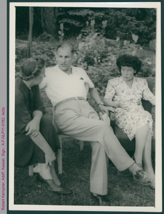 Robert Kempner mit zwei Frauen