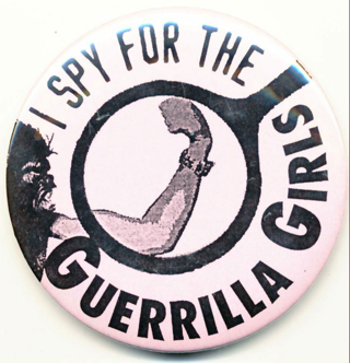 Werbebutton der Künstlerinnengruppe "Guerilla Girls"